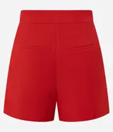 Short sastre de cintura alta color marrón, con bolsillos laterales y detalles de tachuelas metalizadas.