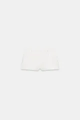 Shorts de tiro alto confeccionados en mezcla de ramio, de color blanco. Presentan forro interior a tono y diseño con doble botonadura frontal.