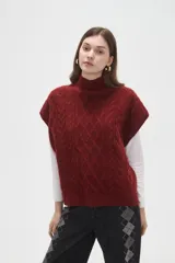 Chaleco de punto con diseño de ochos, cuello alto y corte holgado.