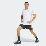 Short deportivo Adidas 2 en 1 con calza interior integrada, diseñado para running. Presenta un diseño en color negro con las icónicas tres tiras de la marca en tono claro sobre el muslo y logo en la cintura. Incluye cintura elástica con cordón de ajuste y bolsillos laterales con cierre.