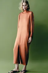 Vestido tipo túnica de viscosa color terracota, con cuello redondo, mangas largas amplias y diseño midi.