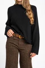 Sweater negro de punto con cuello redondo y mangas largas.