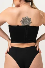 Corset corto blanco con copa, relleno interior y aro. Breteles desmontables regulables y ganchos dobles reforzados en la espalda.