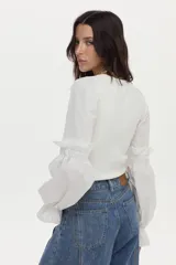 Pantalón jean de pierna ancha con calce relajado y detalles de costuras decorativas verticales en el frente, color azul.