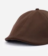 Gorra de sarga color marrón con diseño clásico de seis paneles y cierre elástico en la parte posterior.