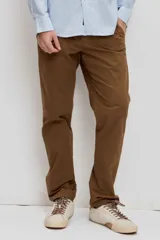 Pantalón chino de hombre en color marrón, corte recto y clásico, con bolsillos laterales y traseros.