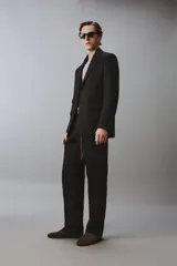 Pantalón de vestir regular fit confeccionado en lino, con pliegues frontales, bolsillos laterales y bolsillos traseros de doble vivo con botón. Presenta cierre frontal con cremallera y gancho metálico oculto.