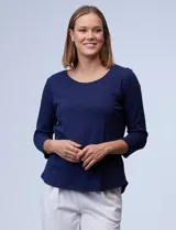 Remera azul marino de algodón, marca Ruby Rd, con escote redondo y mangas 3/4.