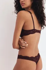 Soutien push-up con aros y copas con relleno, confeccionado en encaje color vino tinto. Presenta bordes festoneados en las copas y en la base, y tirantes anchos con borde festoneado.