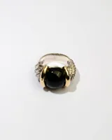 Anillo de plata 925 con dublé de oro, piedra negra redonda y zirconias blancas.