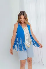 Chaleco azul eléctrico de cuero con flecos largos.