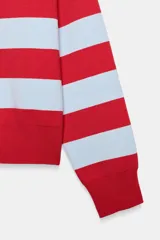 Sweater de punto con diseño de rayas horizontales en rojo y celeste, cuello polo blanco con escote en V y manga larga.