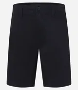 Bermuda de hombre, corte slim, color azul marino, confeccionada en sarga de algodón. Presenta cierre frontal con botón y cremallera, y bolsillos laterales y traseros.