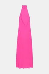 Vestido largo fucsia de cuello halter, espalda descubierta y cierre lateral con cremallera oculta en costura.