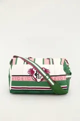 Bolso tote deportivo con diseño estampado en tonos blanco, verde y rosado, con detalles gráficos de tucanes y monograma central. Cuenta con doble asa de mano superior y correa ajustable para el hombro.