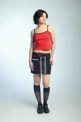 Musculosa roja con tirantes finos negros y ribetes negros en el escote.