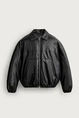 Cazadora relaxed fit de cuero sintético negro, con cuello camisero, cierre frontal de cremallera metálica, bolsillos frontales de parche y puños elásticos.