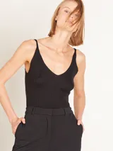 Top tejido color ladrillo con escote en V y breteles finos.