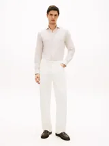 Camisa de manga larga Tommy Hilfiger con diseño de rayas beige y blancas, cuello con tecnología Flex y cierre frontal con botones.