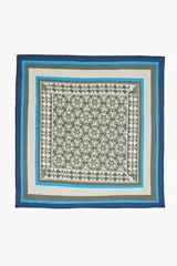 Pañuelo cuadrado con diseño geométrico y floral, con bordes en tonos azul, celeste, gris y blanco.