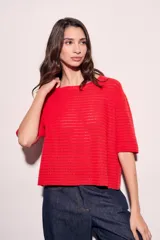 Sweater rojo de algodón con textura calada y mangas cortas.