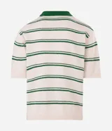 Camisa polo de manga corta confeccionada en tricot texturizado color off-white, con diseño de rayas horizontales verdes y cuello polo verde en contraste. Cuenta con cierre frontal parcial con botones.
