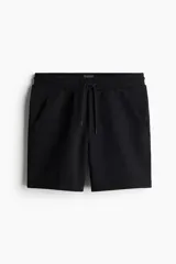 Short de felpa de mezcla de algodón, con cintura elástica y cordón ajustable. Presenta bolsillos laterales al bies y bolsillos traseros insertados, con un corte regular para mayor comodidad.
