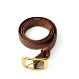 Cinturón marrón de cuero con hebilla rectangular dorada.