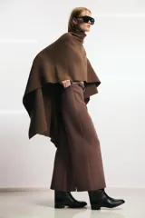 Pantalón culotte negro de tiro medio con trabillas y cinturón fino efecto piel con hebilla metálica. Presenta raya planchada y cierre de cremallera oculta en la costura.