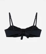 Top de bikini negro con corte media taza, sin copa y con tirantes ajustables.