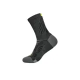 Medias deportivas de media caña Hoka Bondi Quarter Run, color gris oscuro con detalles en gris claro y acentos amarillo flúor, diseñadas con refuerzos y zonas de compresión para running.