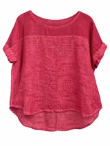 Blusa fucsia de lino, con cuello redondo, mangas cortas con vuelta y diseño holgado con dobladillo trasero más largo.