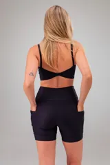 Short tipo biker de color negro con faja alta de compresión media/alta. Cuenta con bolsillos laterales, diseño sin costuras y tejido opaco que no se trasluce. Incluye forro interno diseñado para utilizar sin ropa interior.