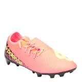 Championes de fútbol New Balance para terreno firme, con diseño en degradado de rosado coral a amarillo. Presenta el logo de la marca en amarillo, detalles en negro en el talón y suela con tapones negros.