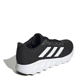 Championes de running Adidas modelo Switch Move, color negro con las tres tiras laterales en color plateado y entresuela blanca con diseño ondulado. Confeccionados en malla técnica transpirable con refuerzos sintéticos y suela de goma de alta resistencia.