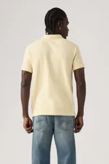 Remera polo Levi's de color amarillo claro, con cuello clásico y cierre frontal de botones, manga corta y corte recto.