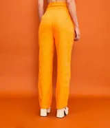 Pantalón recto de tiro alto color naranja, con doble botonadura, pinzas y trabillas en la cintura.
