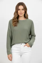 Sweater color verde oliva de punto con cuello redondo y mangas largas.