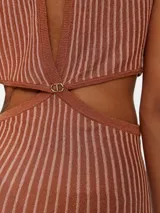 Vestido midi de punto color ladrillo con lurex, cuello halter con abertura en forma de lágrima y falda plisada con cortes en los laterales.