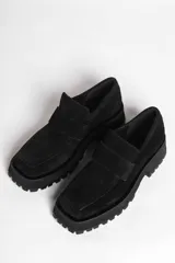 Mocasines de gamuza color tostado, con suela gruesa negra de goma con plataforma y diseño track.