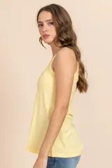 Musculosa básica de corte holgado y cuello redondo, confeccionada en tejido ligero de color amarillo suave.
