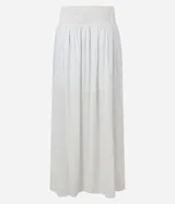 Pollera evasé midi color blanco, confeccionada en viscolino con 30% de lino, con lastex en la parte trasera de la cintura y forro interno.
