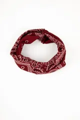 Vincha de pelo elástica con estampado tipo bandana en color rojo y detalles en negro y blanco.