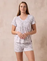 Conjunto de pijama marca René Rofé, compuesto por short y remera de tejido soft estampado. La remera tiene escote redondo con aplique de puntilla y detalle plisado. El short tiene cintura elastizada.