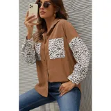 Sobre camisa de pana blanca con detalles en animal print en los bolsillos frontales y en las mangas. Presenta cuello inglés, cierre frontal con botones y corte holgado.
