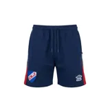 Short deportivo Umbro del Club Nacional de Football, color azul marino con detalles en rojo y blanco en los laterales. Cuenta con cintura elástica con cordón ajustable, bolsillos laterales y los escudos del club y de la marca bordados.