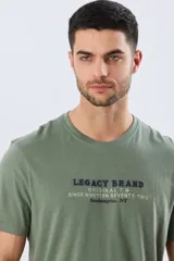 Remera azul de manga corta y cuello redondo, con texto bordado en el pecho.