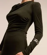 Vestido midi color verde militar confeccionado en malla polyvelour, con cuello degagê, manga larga y recorte en la cintura.