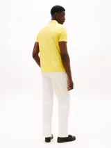 Chomba amarilla de Tommy Hilfiger, corte regular, con cuello tipo chomba, cartera de dos botones, logo bordado en el pecho y confeccionada en mezcla de algodón y elastano.