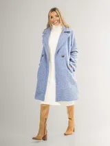 Tapado celeste de paño con doble botonadura, cuello solapa y bolsillos laterales.